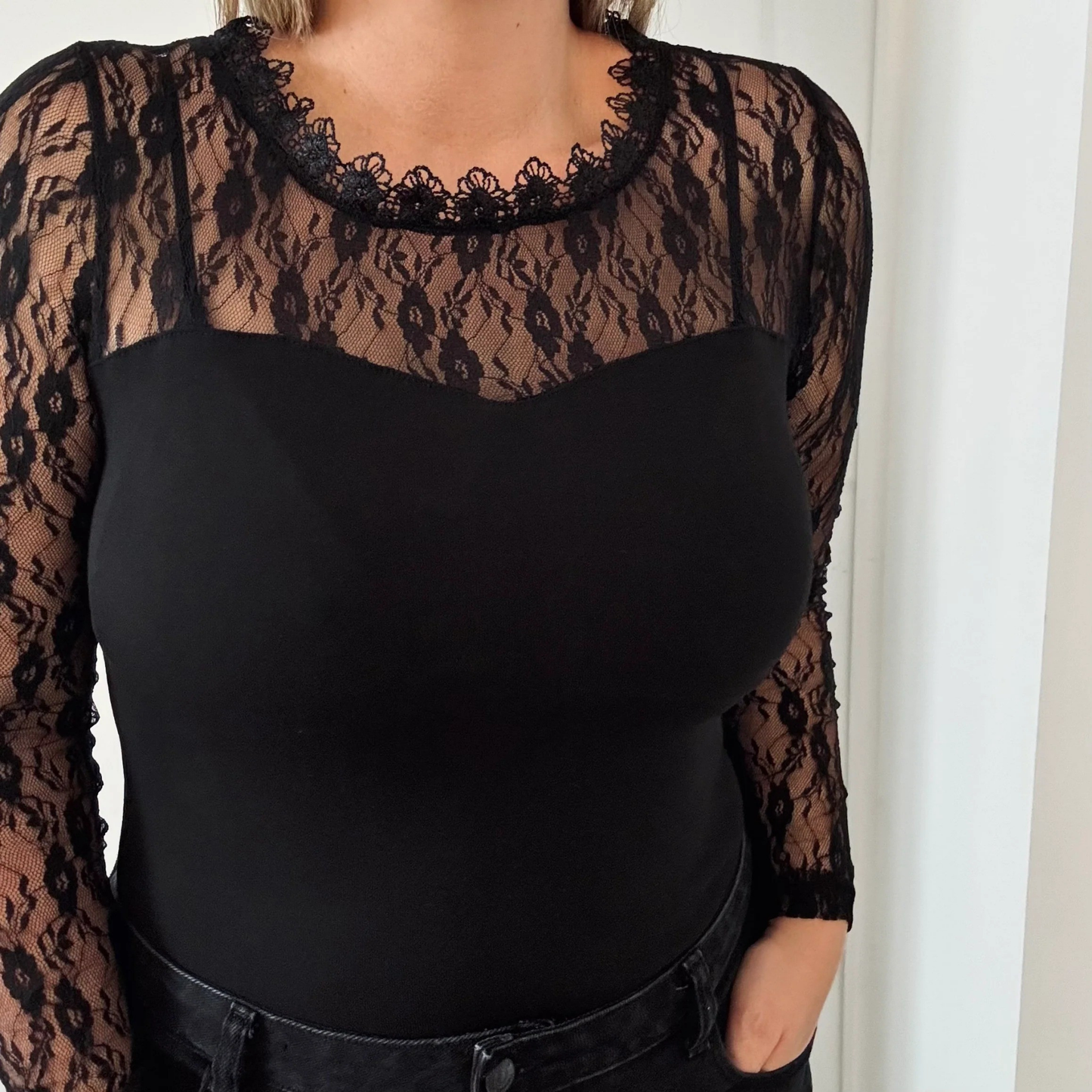 Body noir à dentelle – manches longues