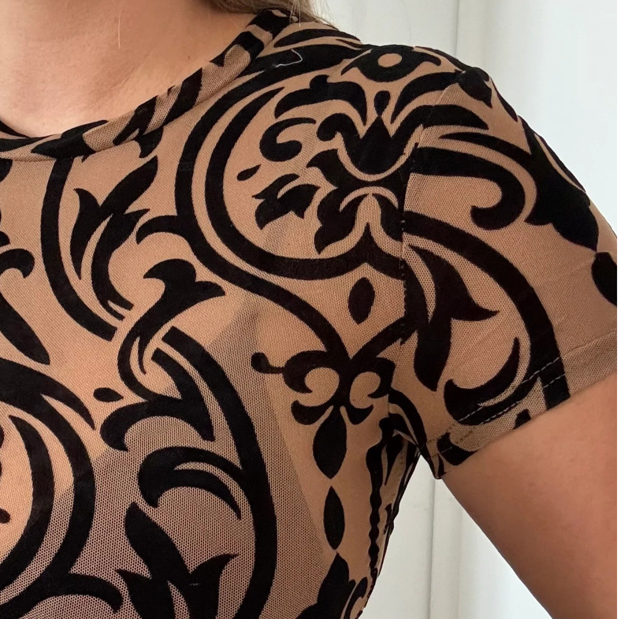 Body mesh noir motif velours – sans manches (noir ou beige)