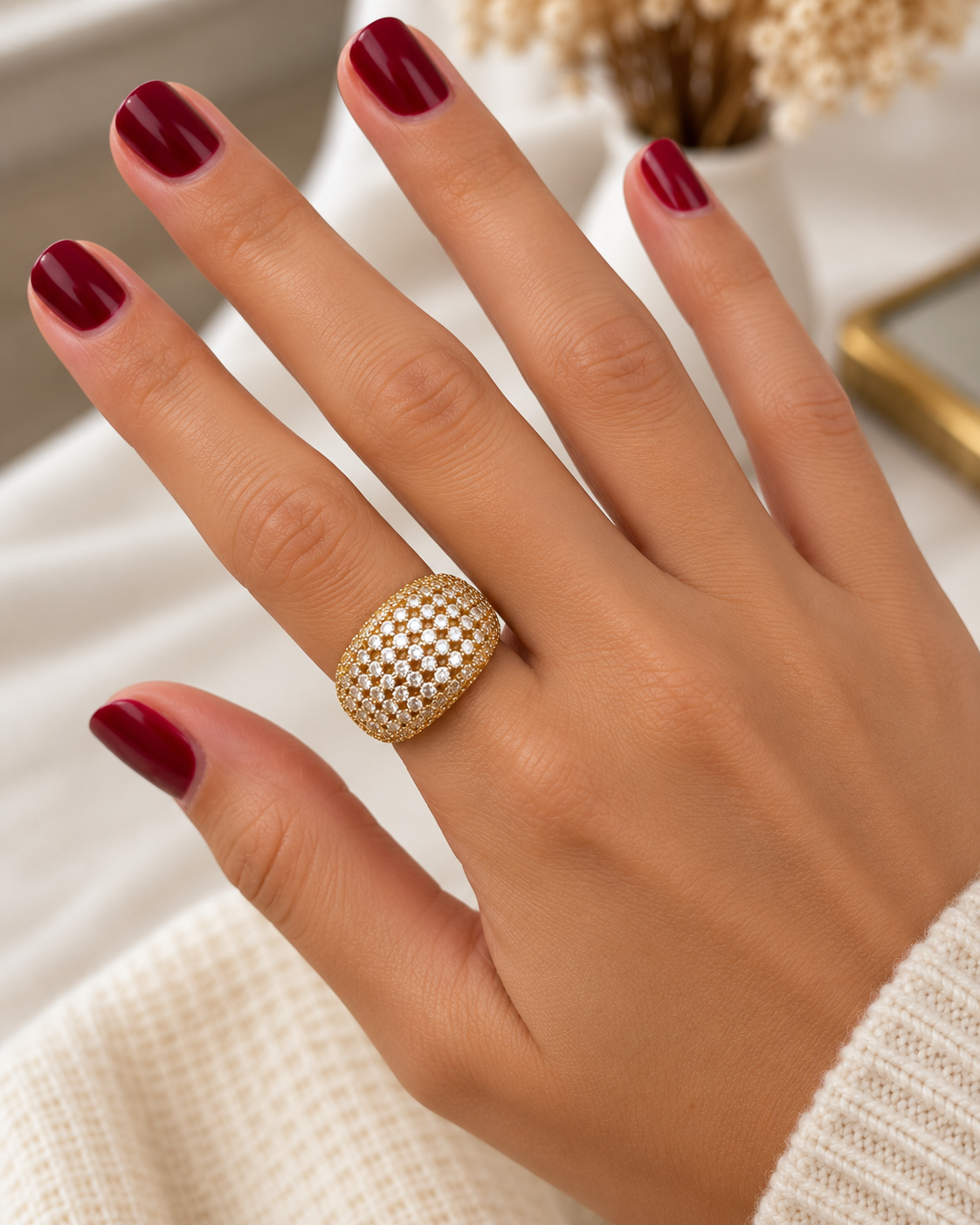 Bague bombée dorée ajourée zirconiums