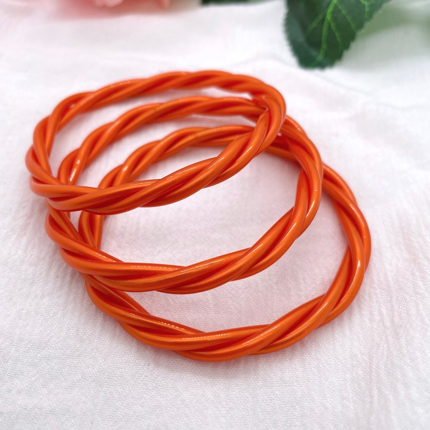 Jonc Bouddhiste torsadé orange