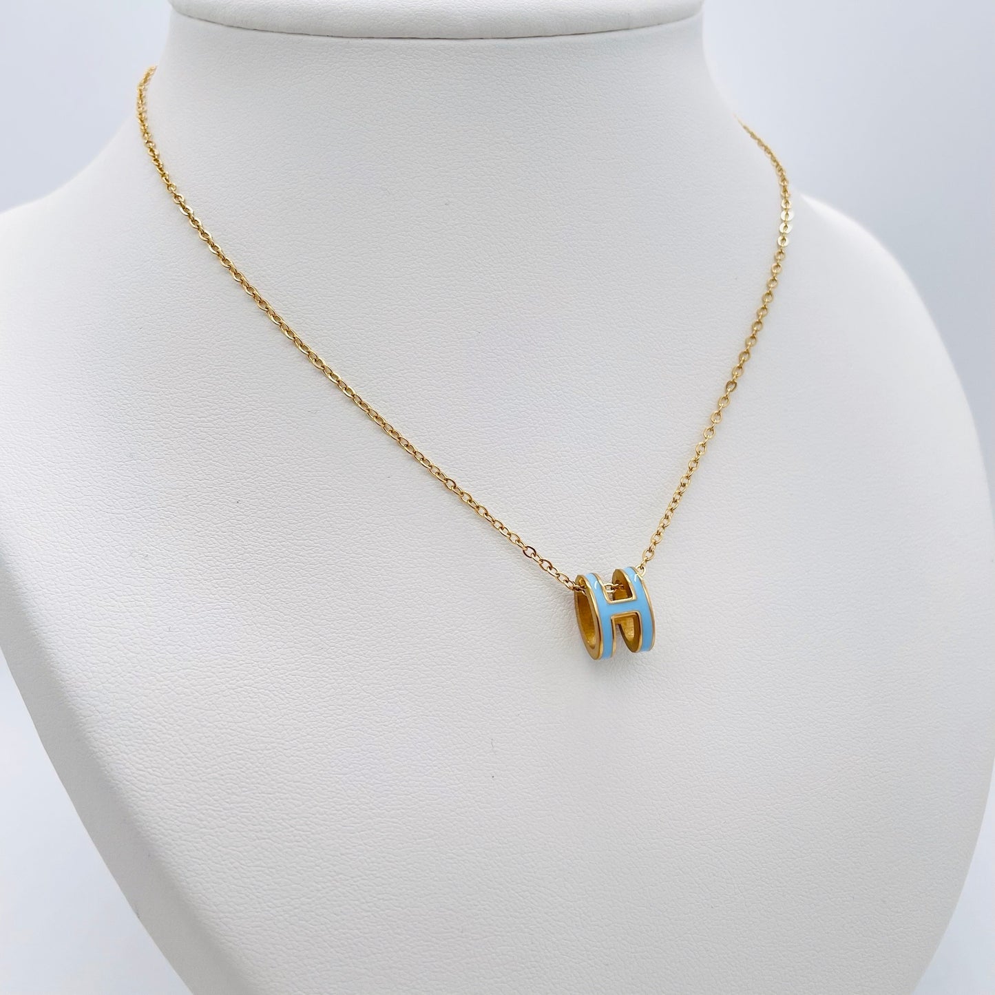 Collier H bleu ciel