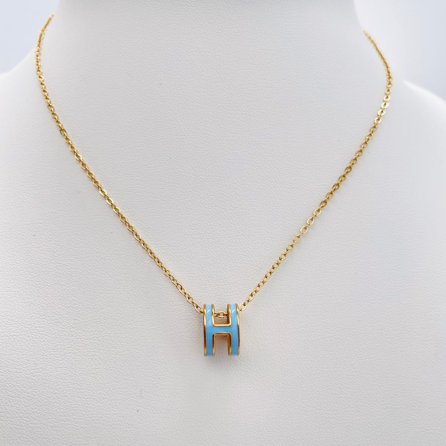 Collier H bleu ciel