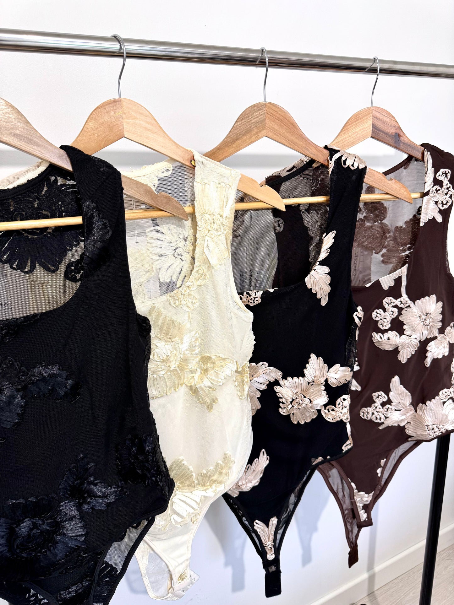 Body brodé sans manches