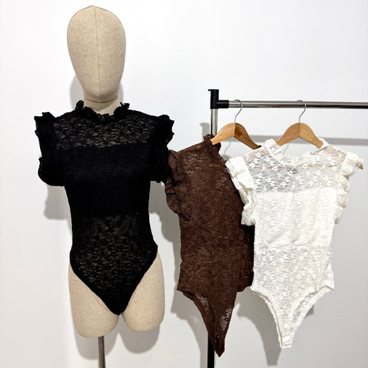 Body en dentelle manches courtes volantées