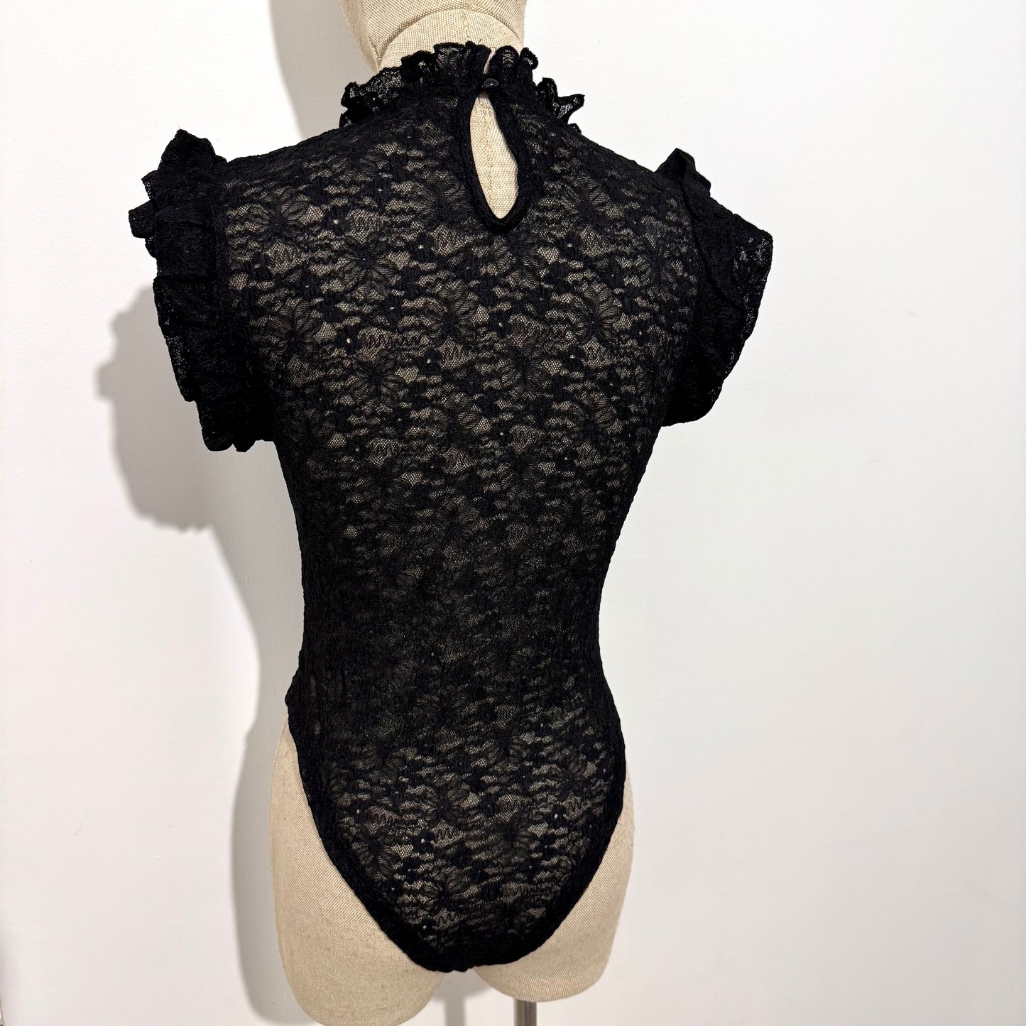 Body en dentelle manches courtes volantées