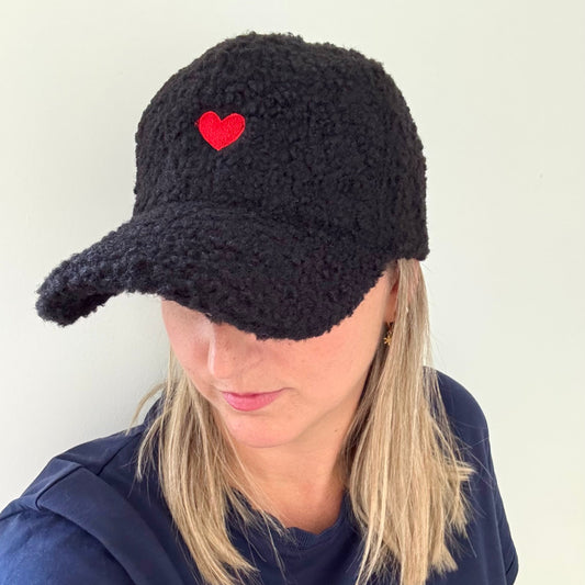Casquette Teddy Femme en Moumoute avec Cœur Noir