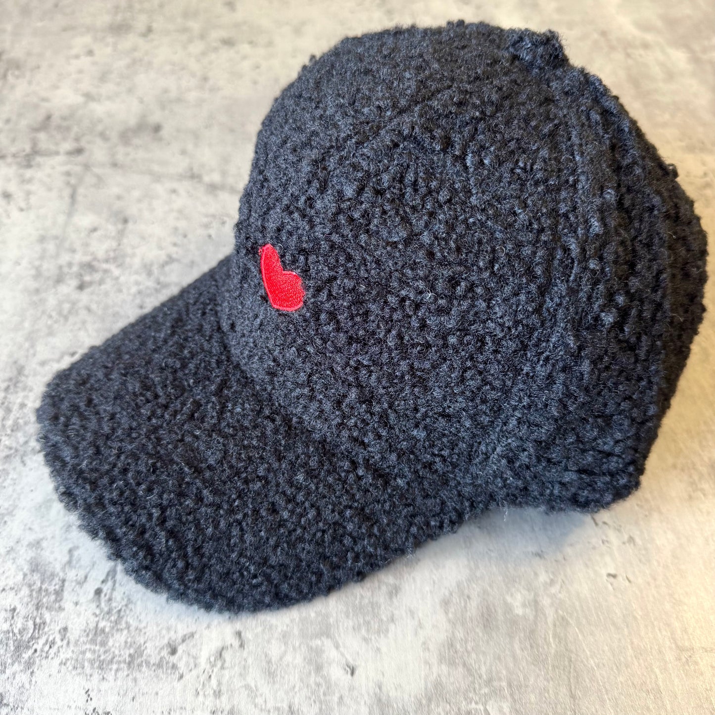 Casquette Teddy Femme en Moumoute avec Cœur Noir