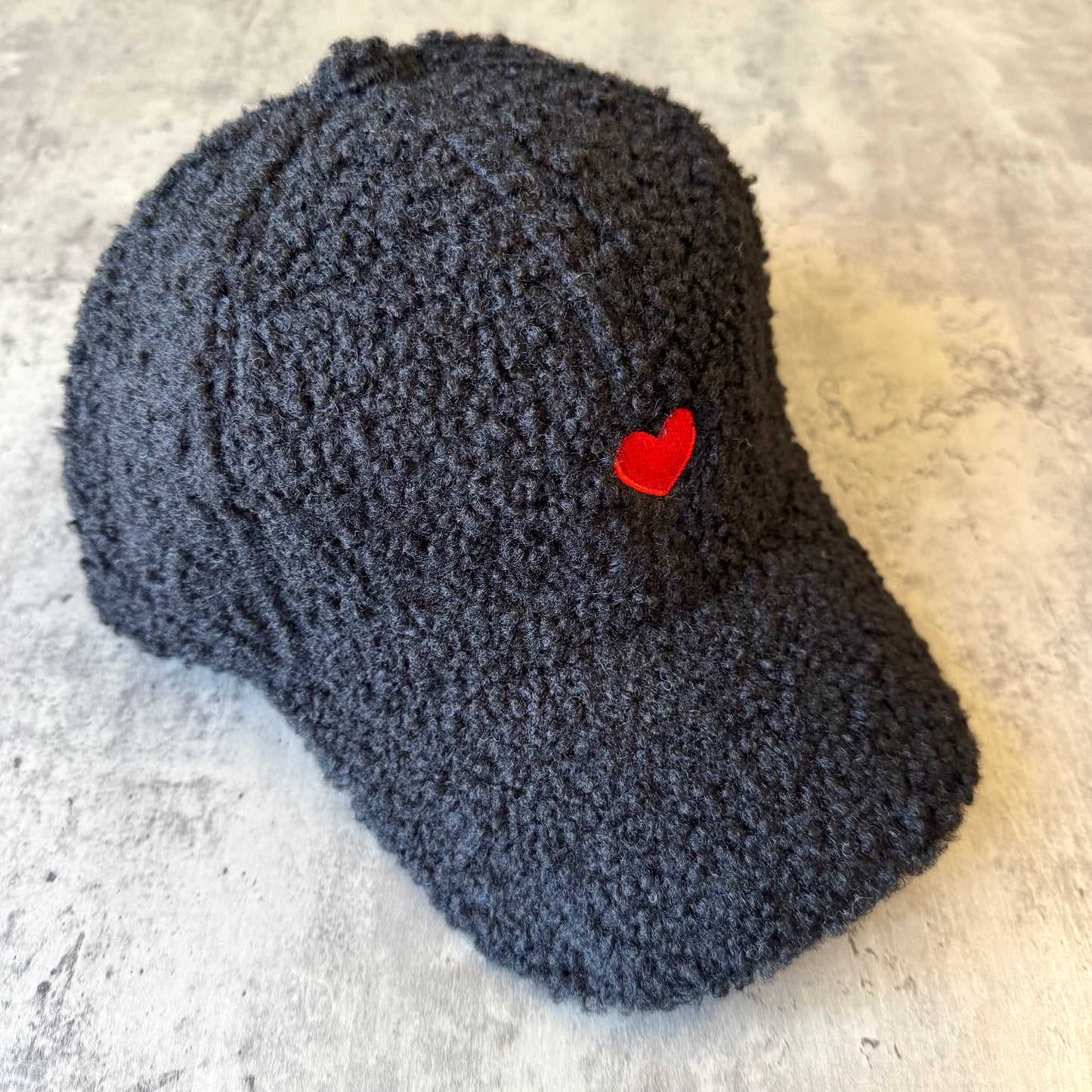 Casquette Teddy Femme en Moumoute avec Cœur Noir