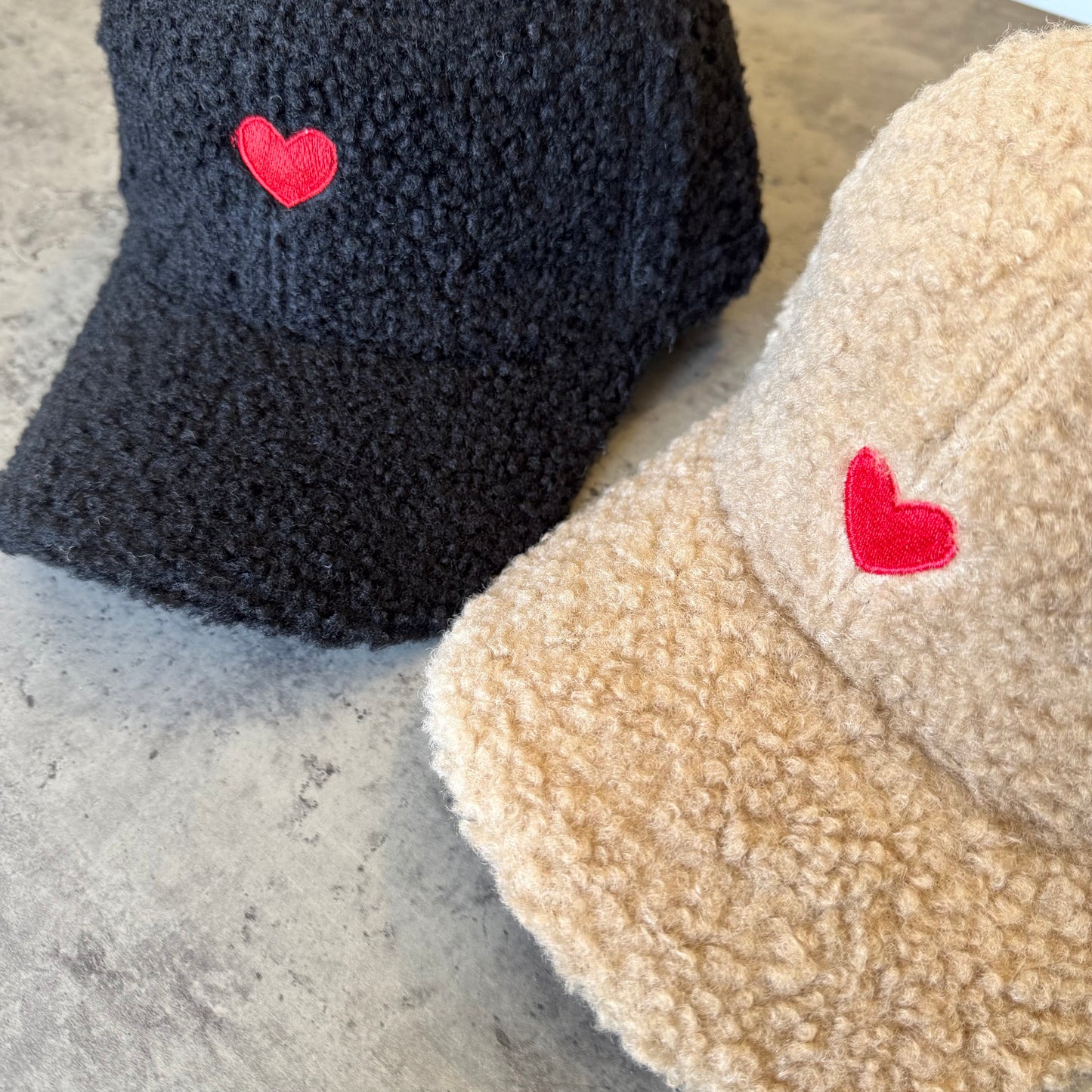 Casquette Teddy Femme en Moumoute avec Cœur Noir
