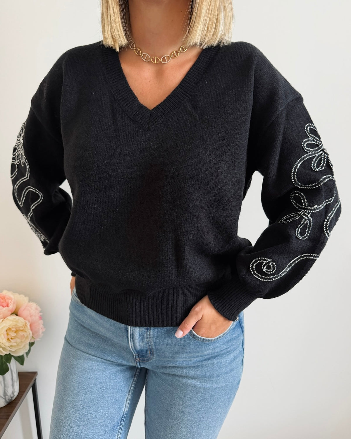 Pull manches brodé noir