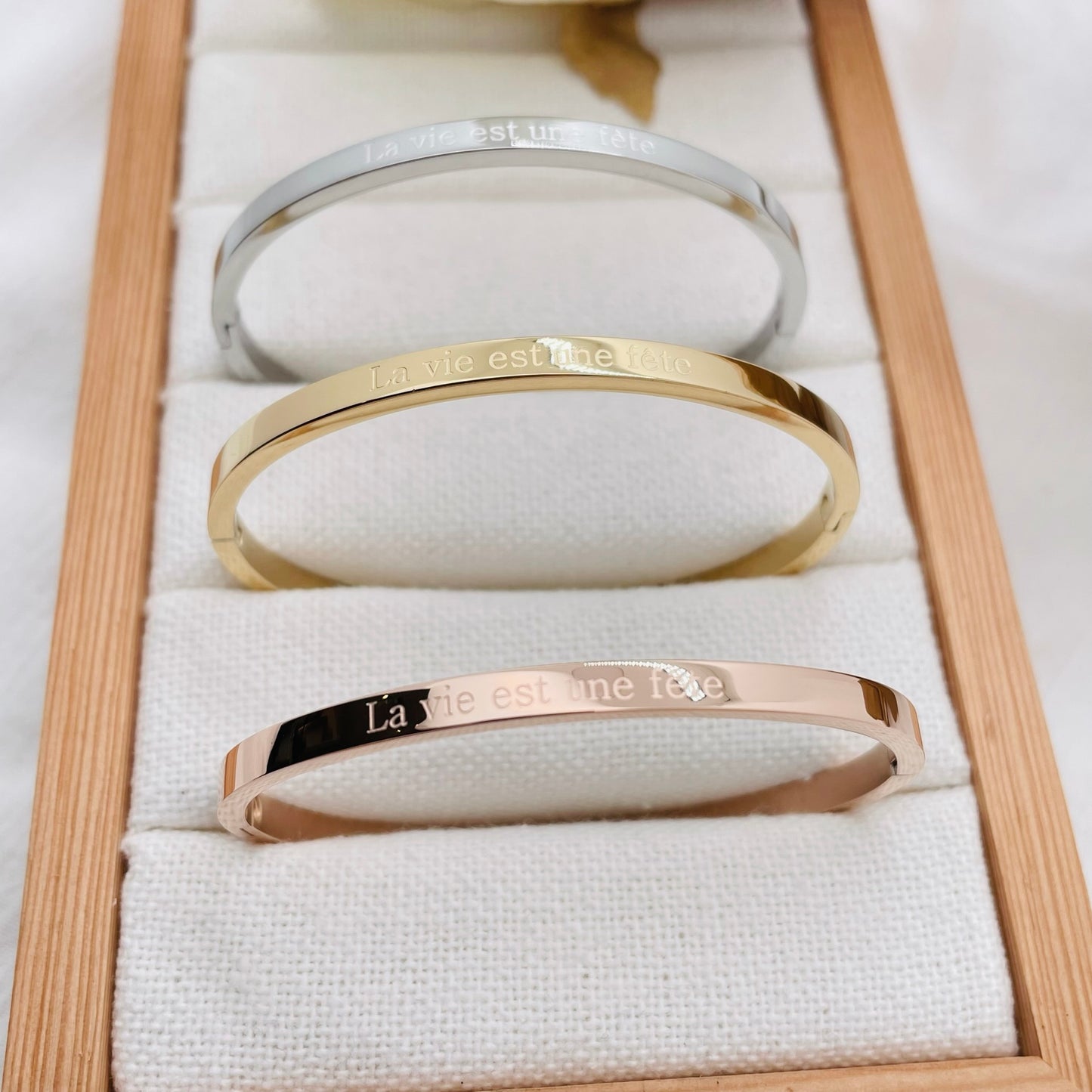 Bracelet message "LA VIE EST UNE FETE"