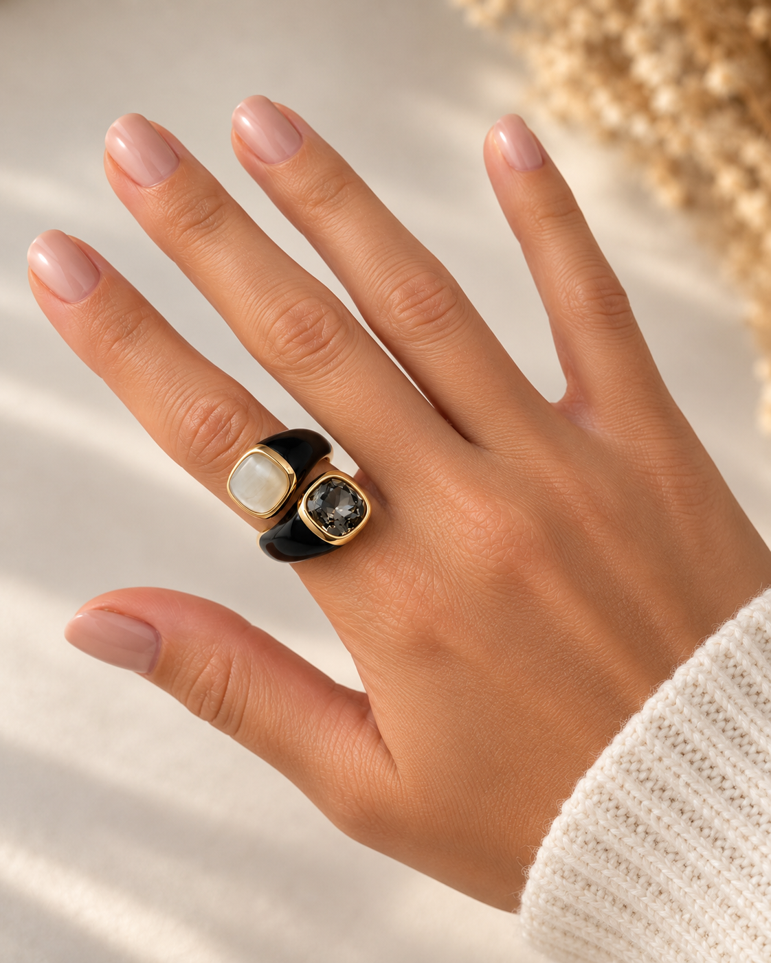 Bague dorée entrelacée noir à pierre