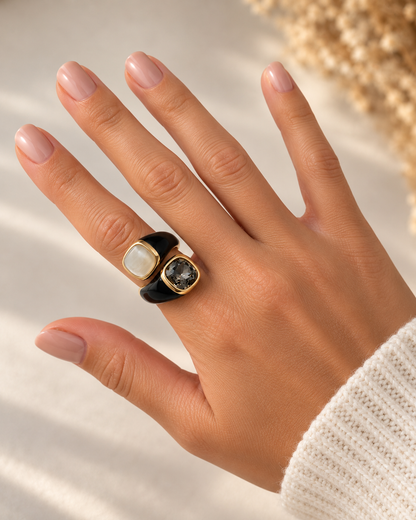 Bague dorée entrelacée noir à pierre