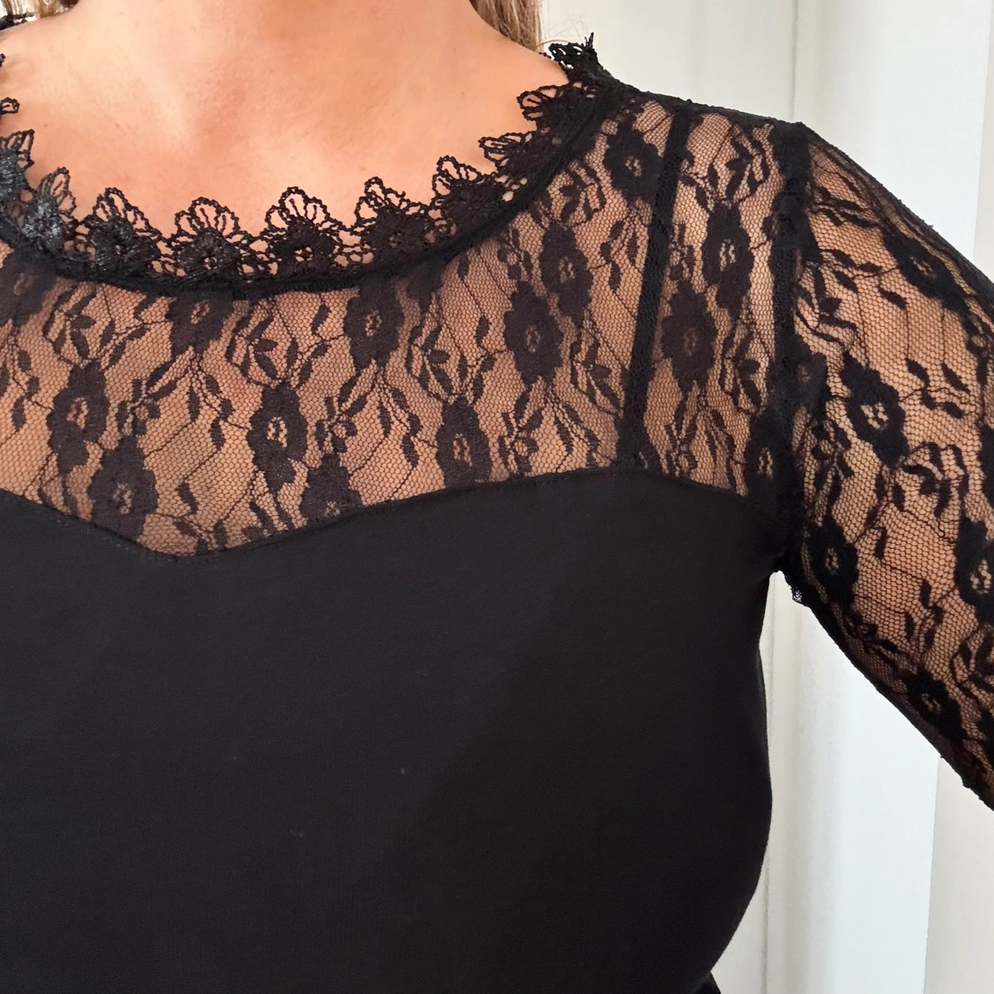 Body noir à dentelle – manches longues