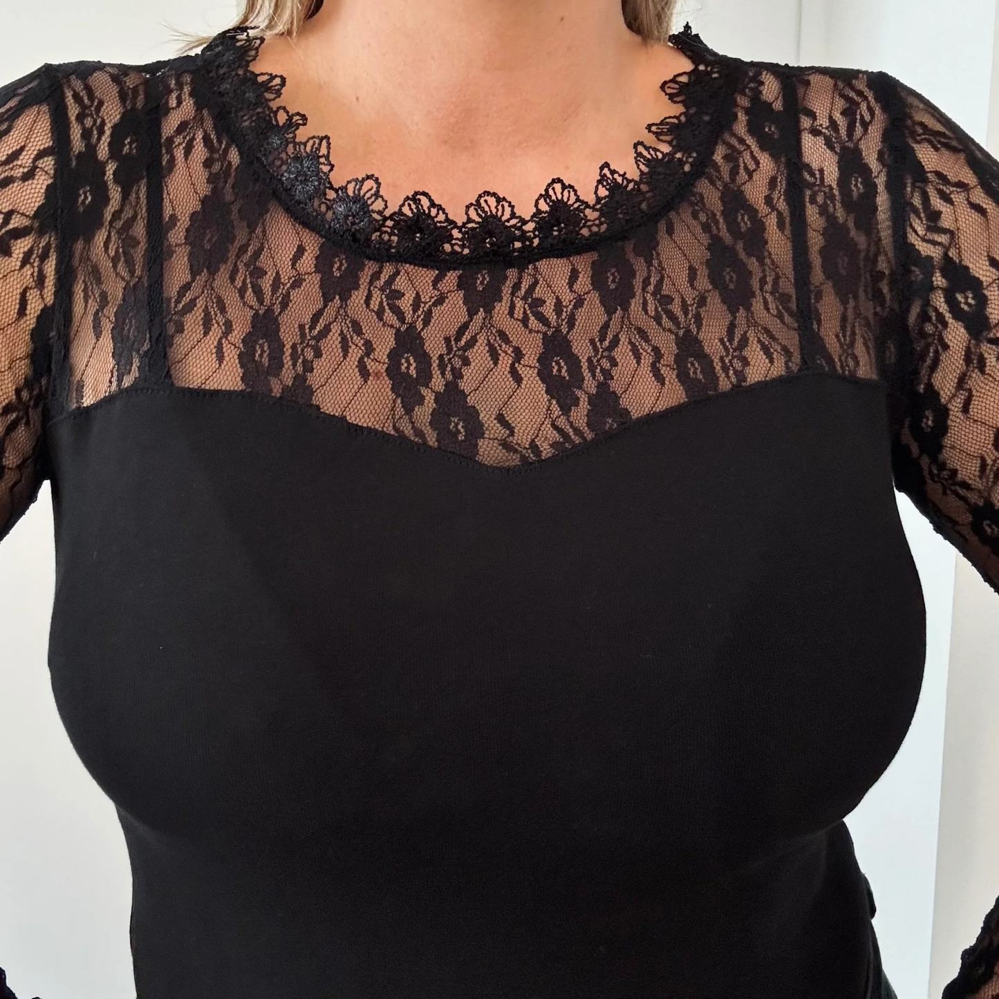 Body noir à dentelle – manches longues