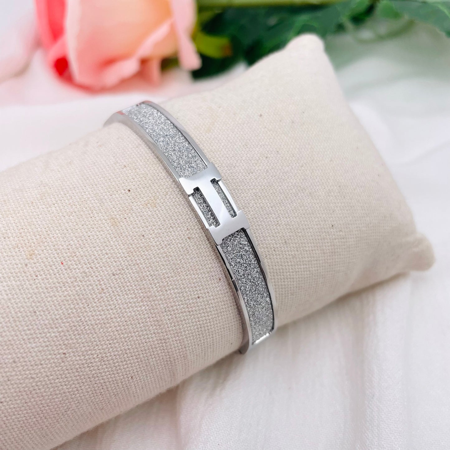 Bracelet jonc H paillettes argenté