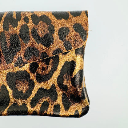 Pochette porte-monnaie en cuir irisé léopard camel