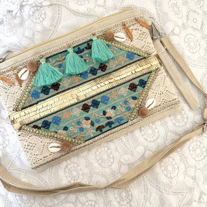 Pochette brodée