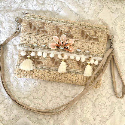 Pochette brodée