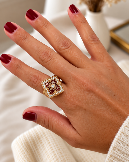Bague dorée fleur ajourée rouge et zirconiums
