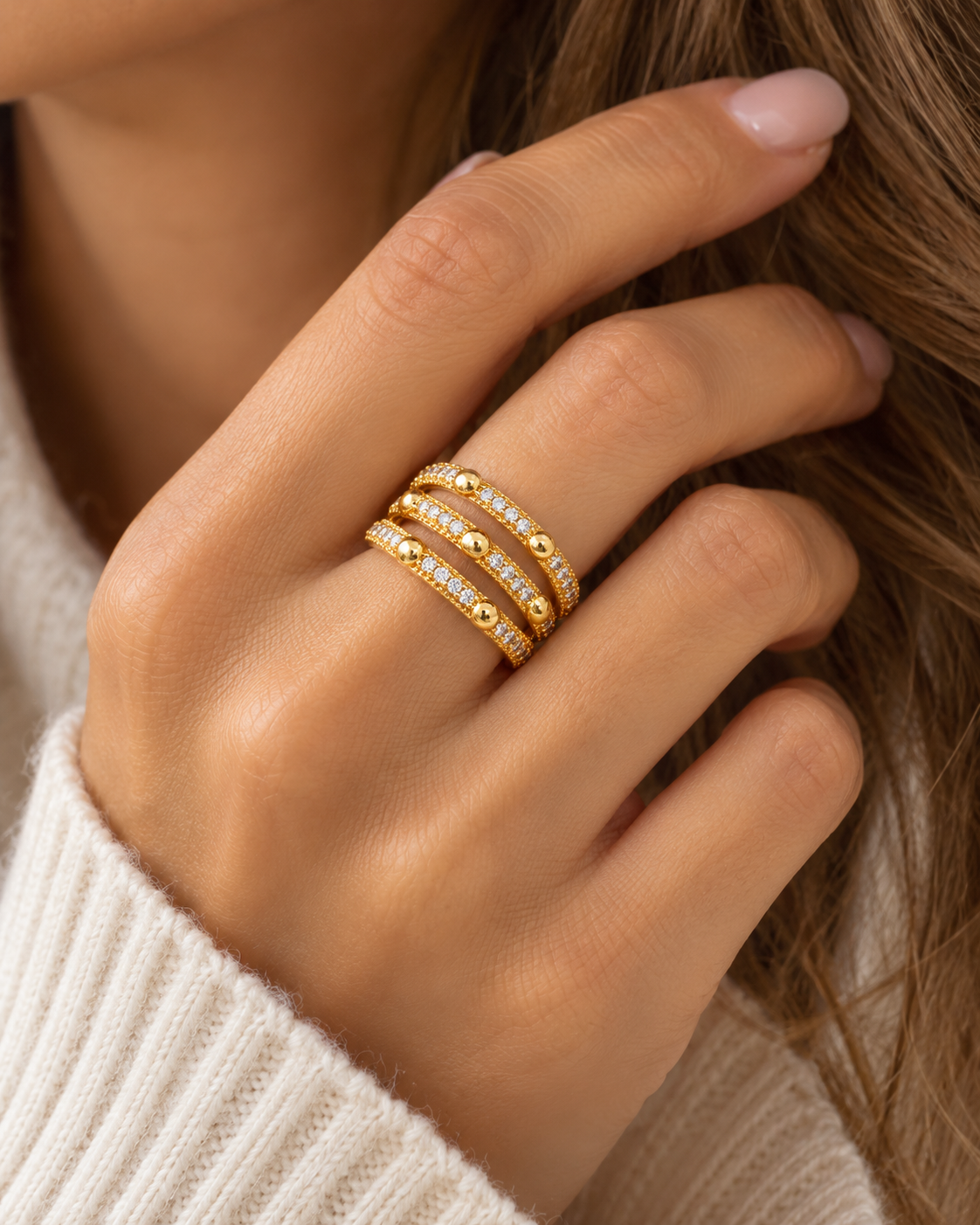 Bague dorée multirangs à zirconiums