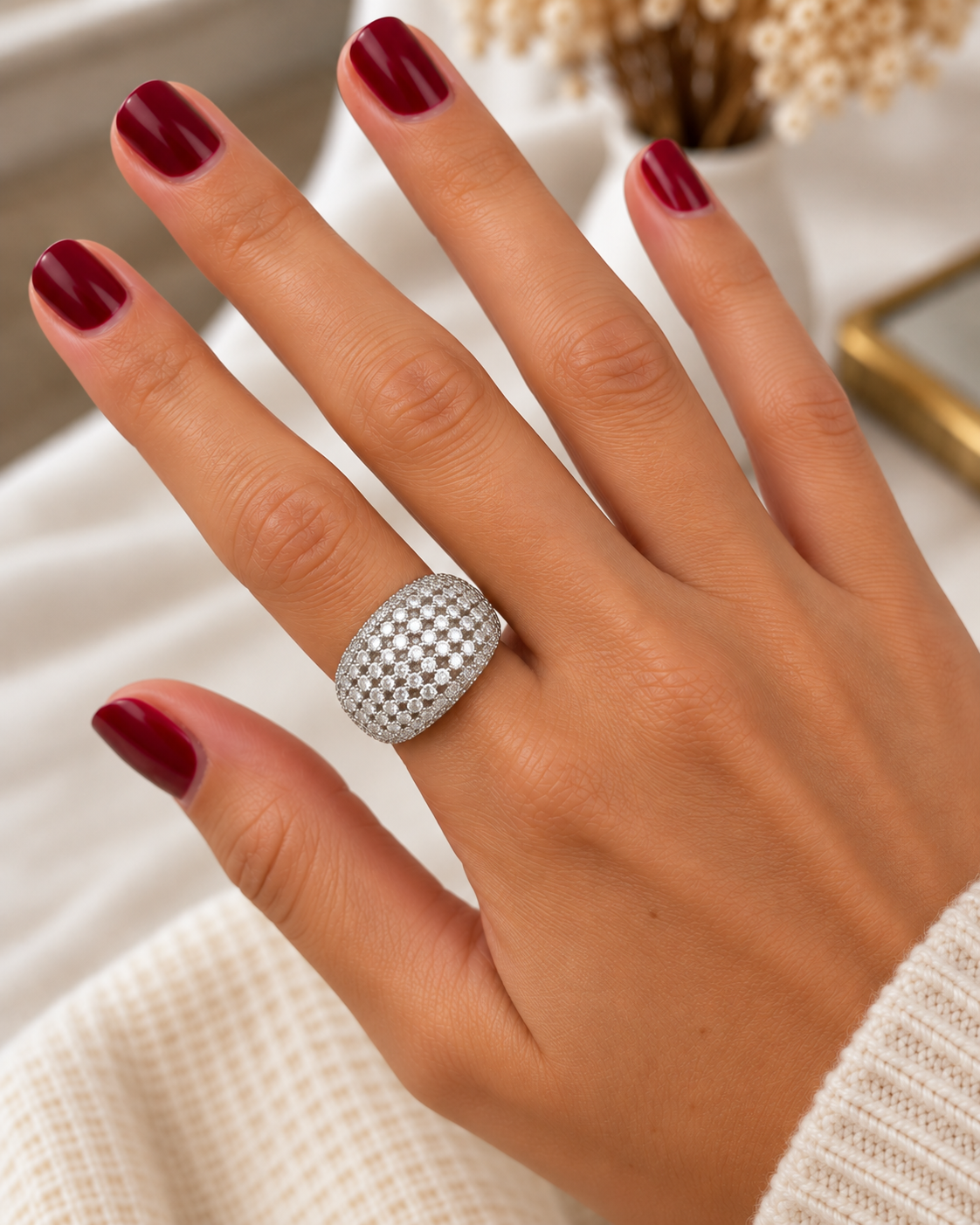 Bague bombée argentée ajourée zirconiums