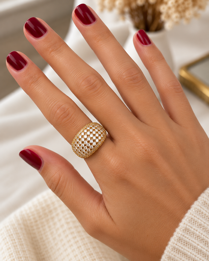 Bague bombée dorée ajourée zirconiums