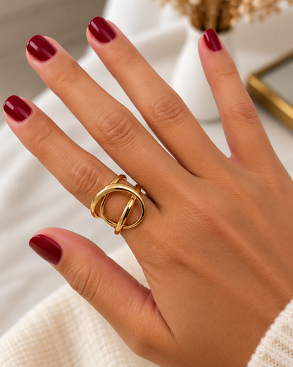Bague dorée entrelacée à anneaux ovales