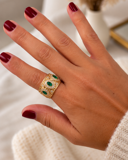 Bague dorée pierres vertes et zirconiums