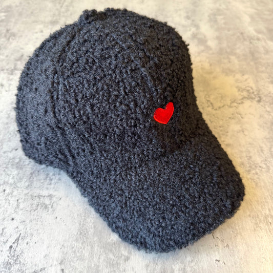 Casquette Teddy Femme en Moumoute avec Cœur Noir