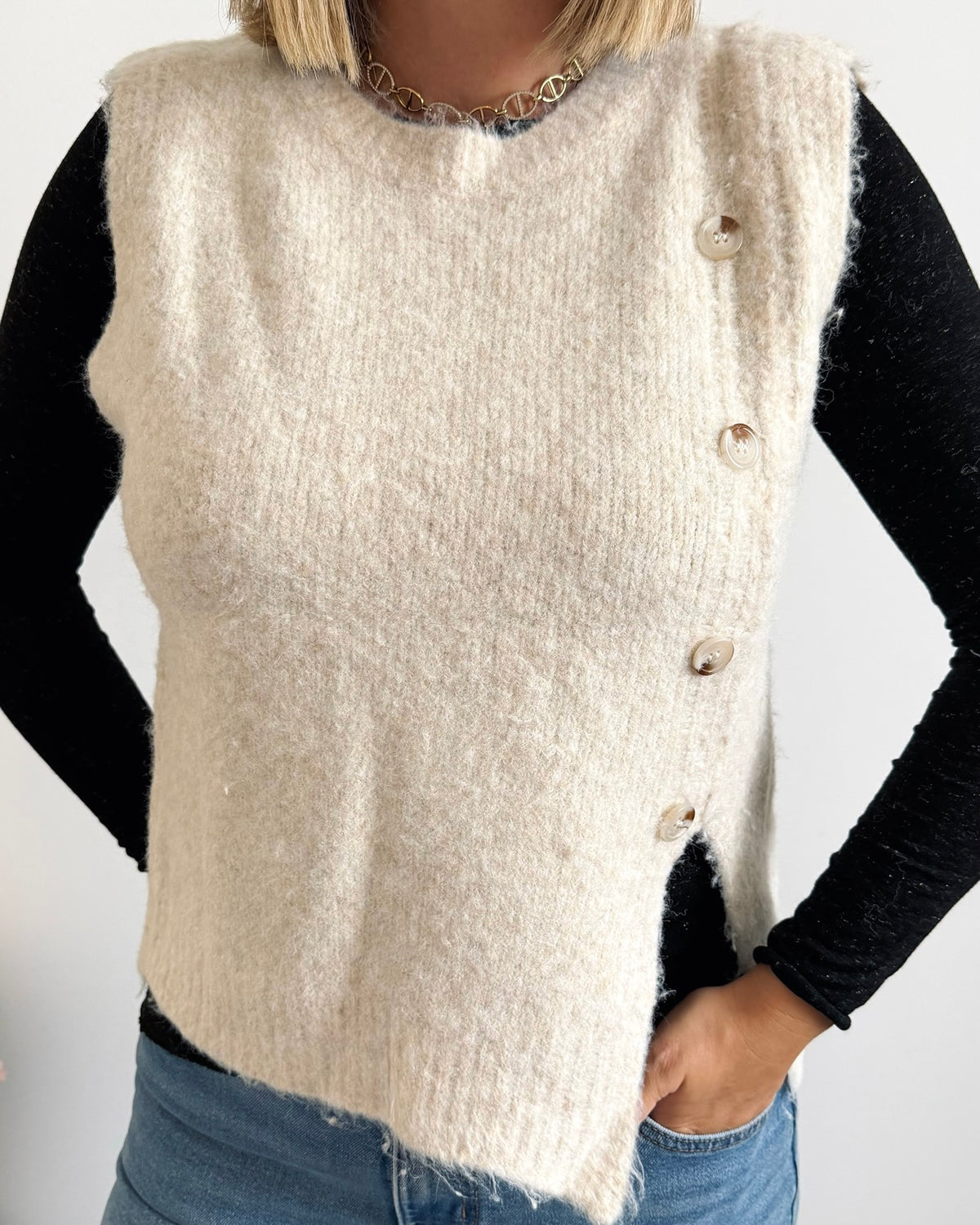 Pull sans manches boutons beige