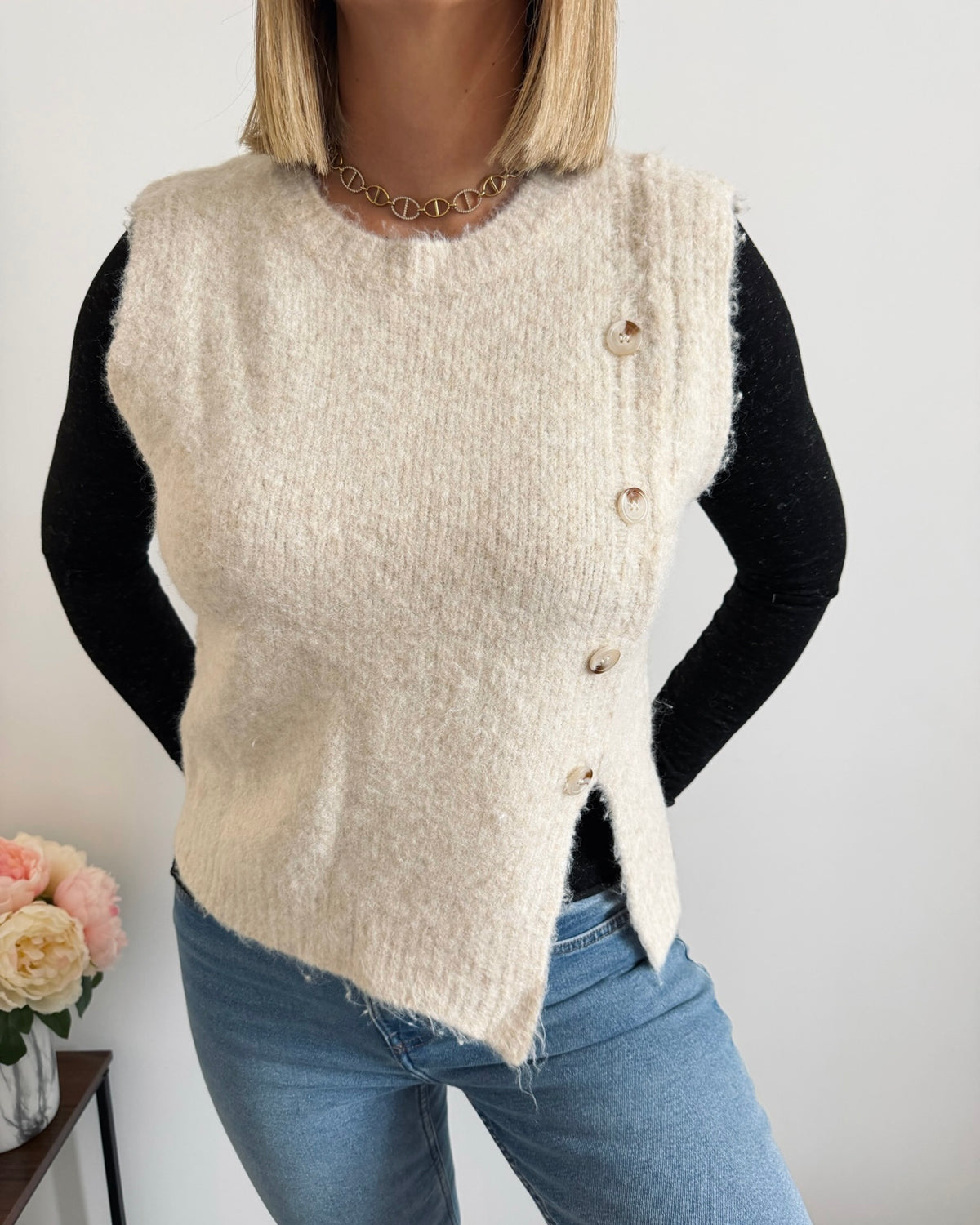 Pull sans manches boutons beige