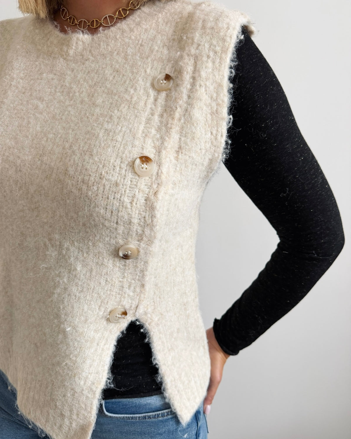 Pull sans manches boutons beige