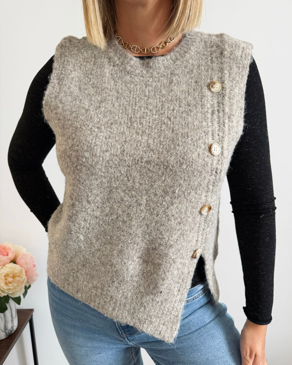 Pull sans manches boutons taupe