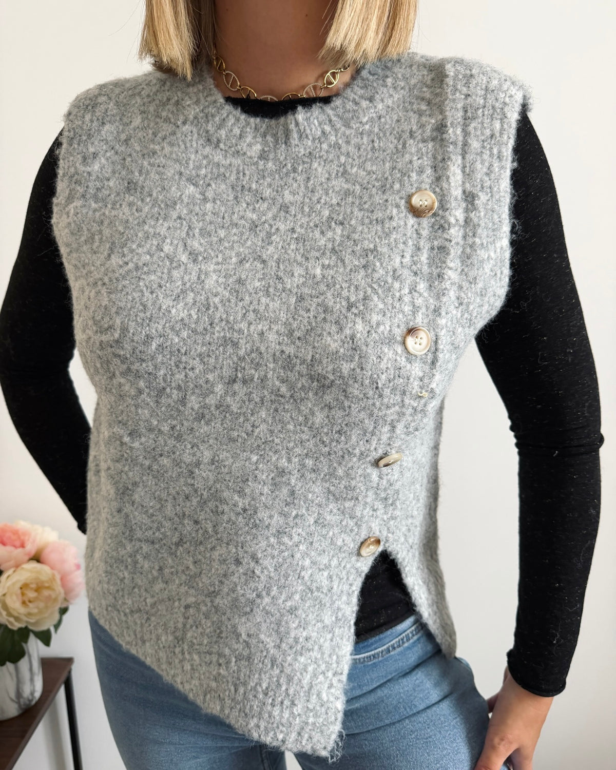 Pull sans manches boutons gris