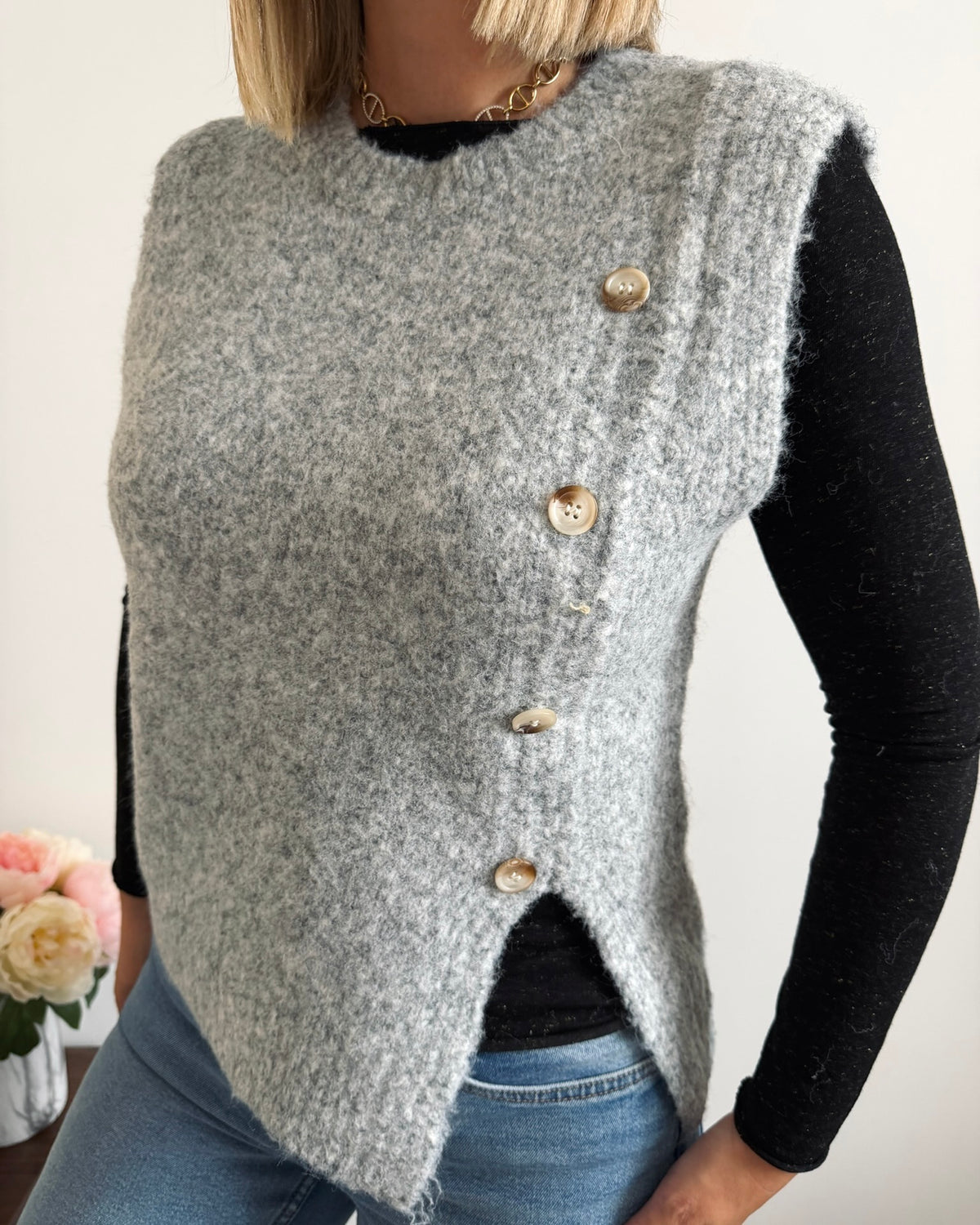 Pull sans manches boutons gris