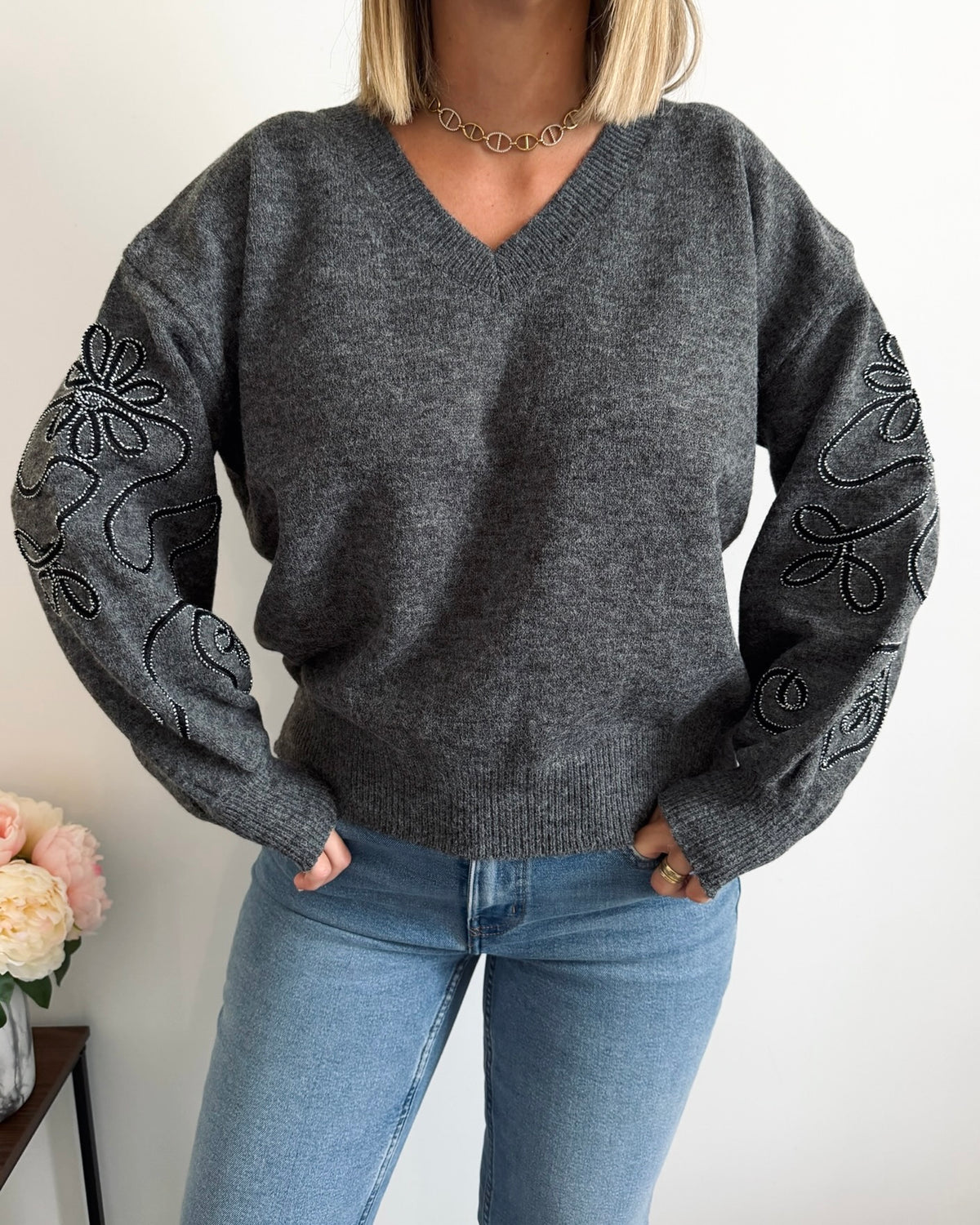 Pull manches brodé gris