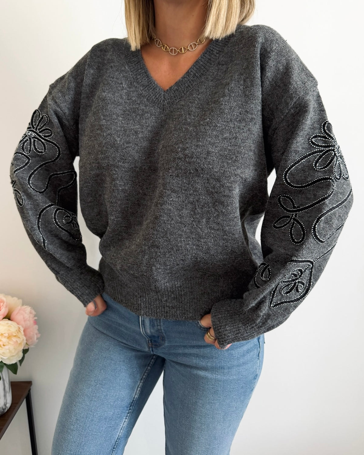 Pull manches brodé gris