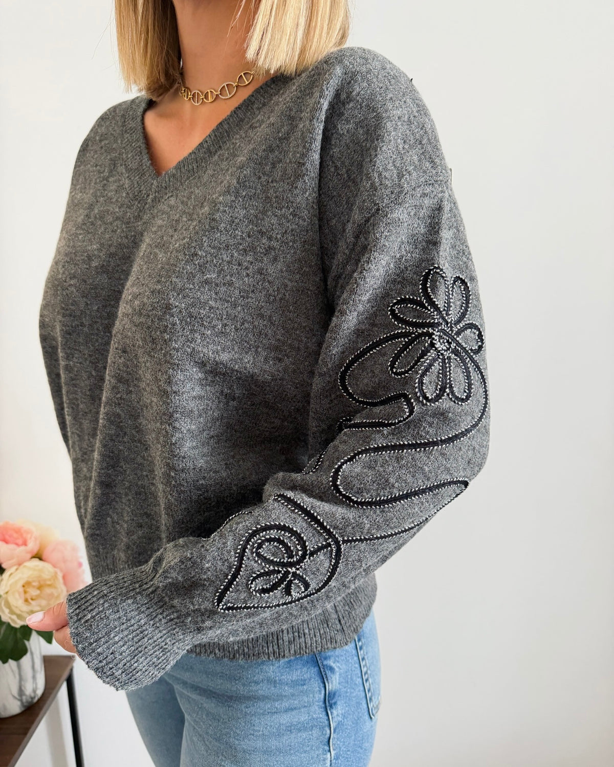 Pull manches brodé gris