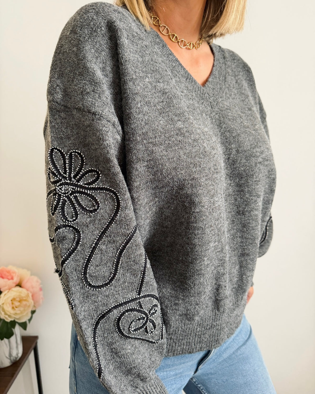 Pull manches brodé gris