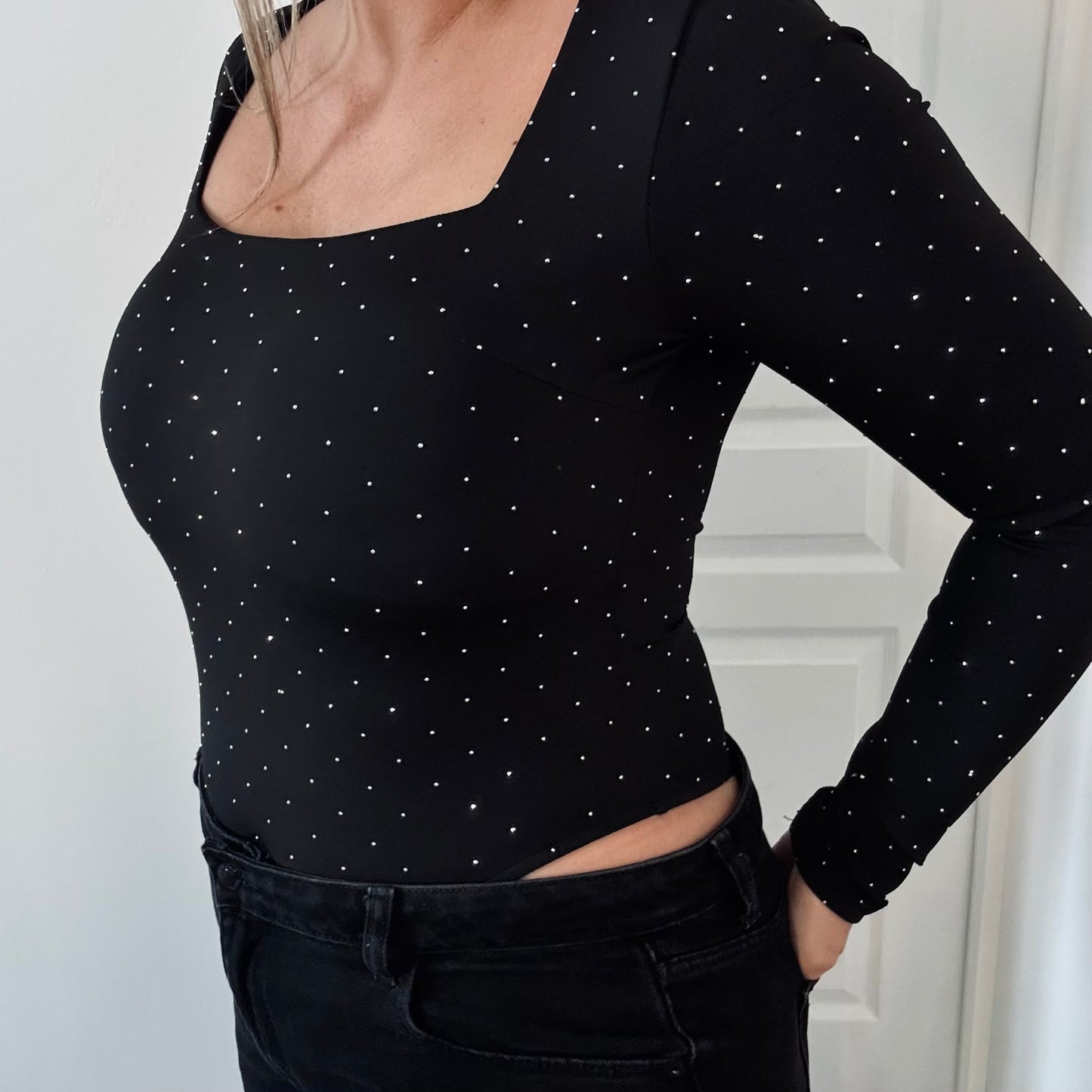 Body strass échancré – manches longues, coques intégrées (3 couleurs)