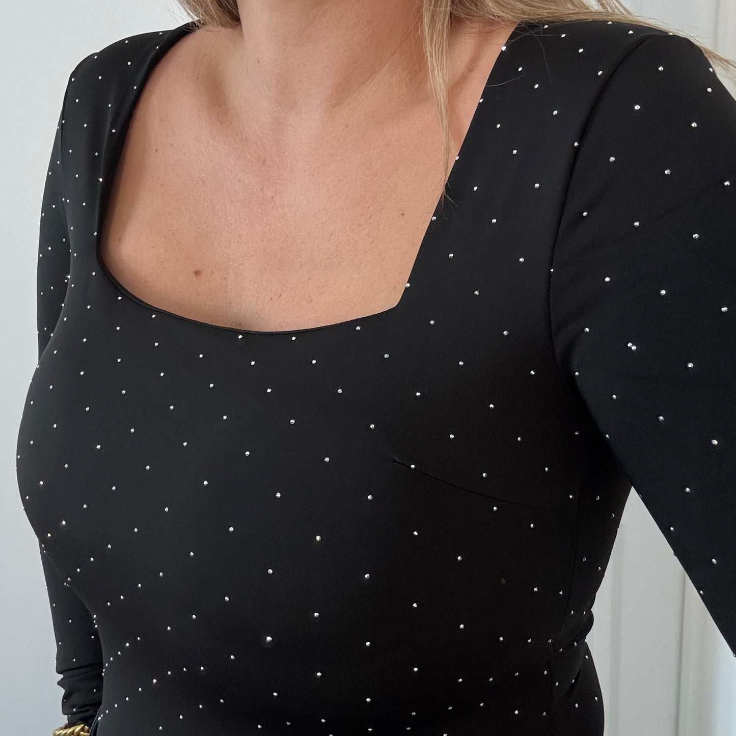 Body strass échancré – manches longues, coques intégrées (3 couleurs)