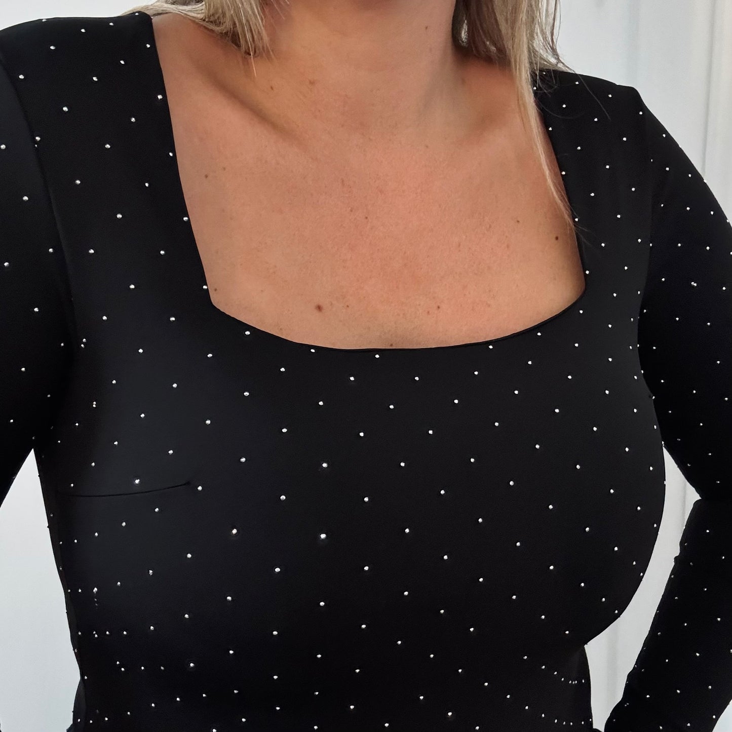 Body strass échancré – manches longues, coques intégrées (3 couleurs)