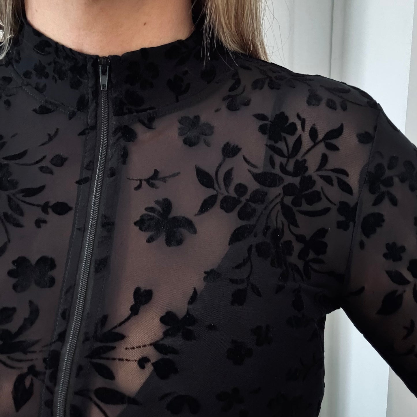 Body mesh noir fleuri en velours – zippé, manches longues