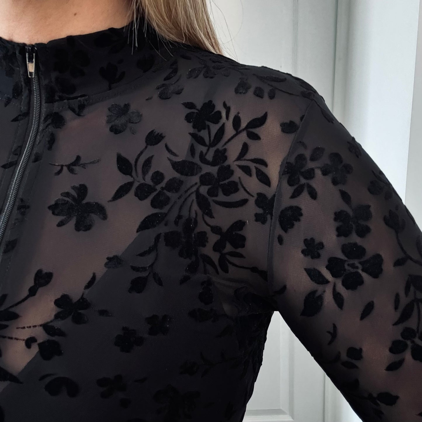 Body mesh noir fleuri en velours – zippé, manches longues