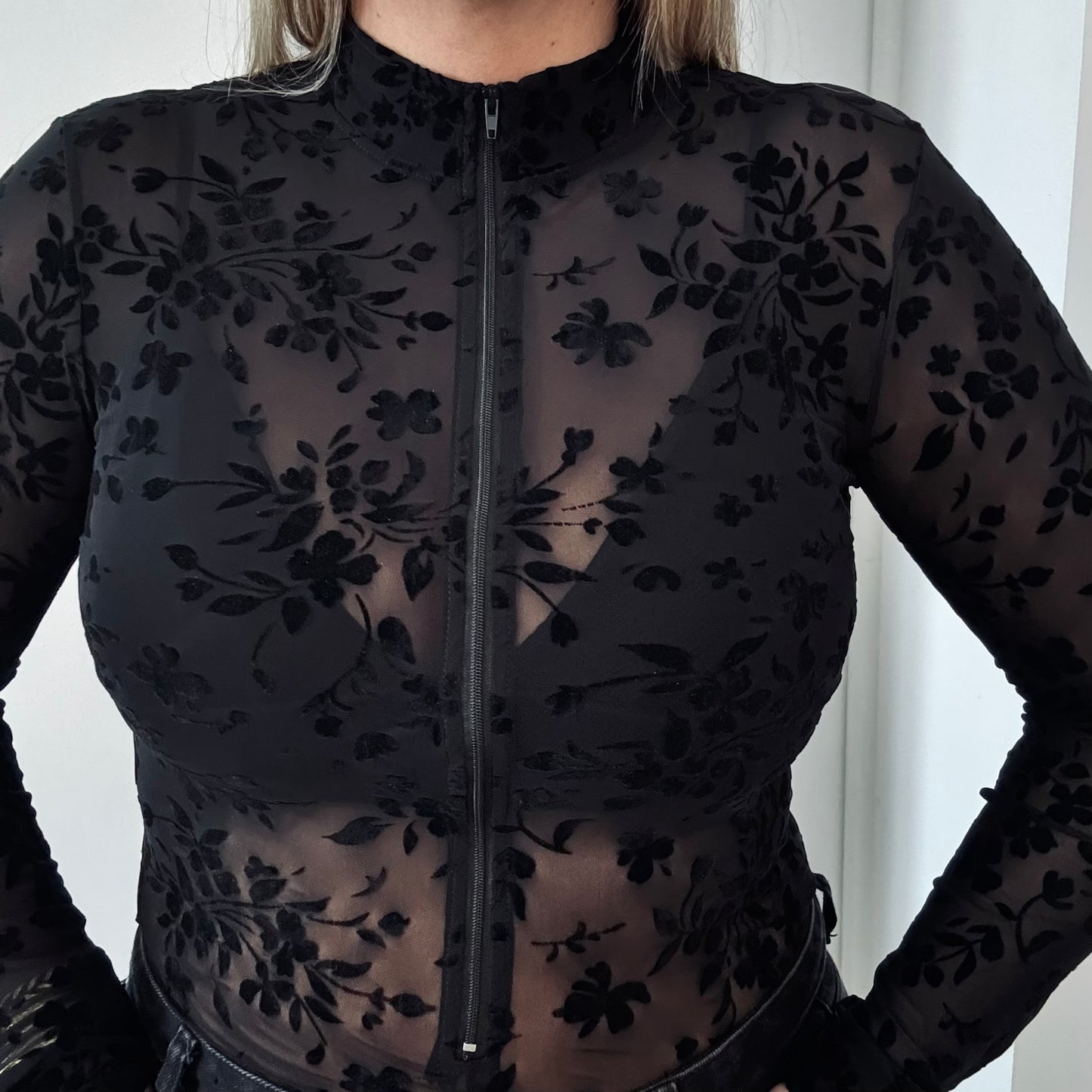 Body mesh noir fleuri en velours – zippé, manches longues