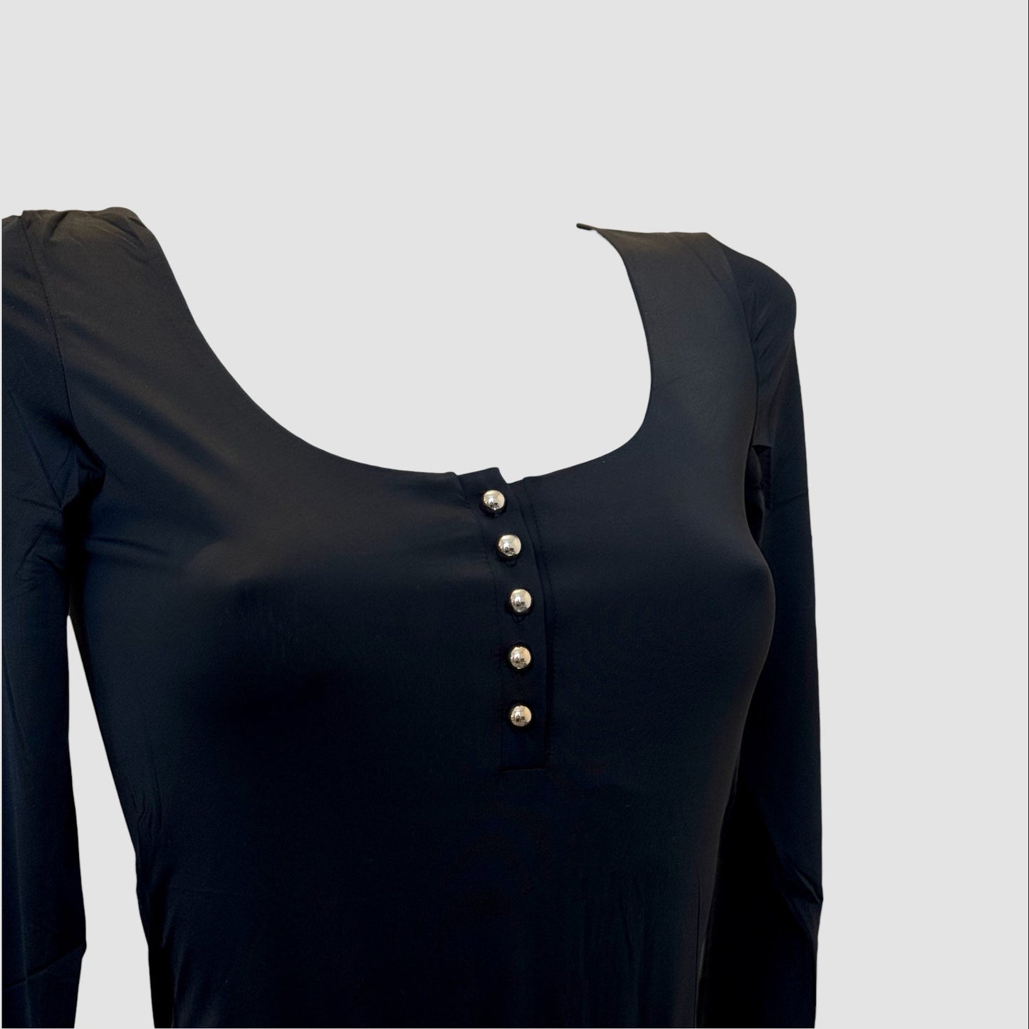 Body noir col rond à boutons – manches longues