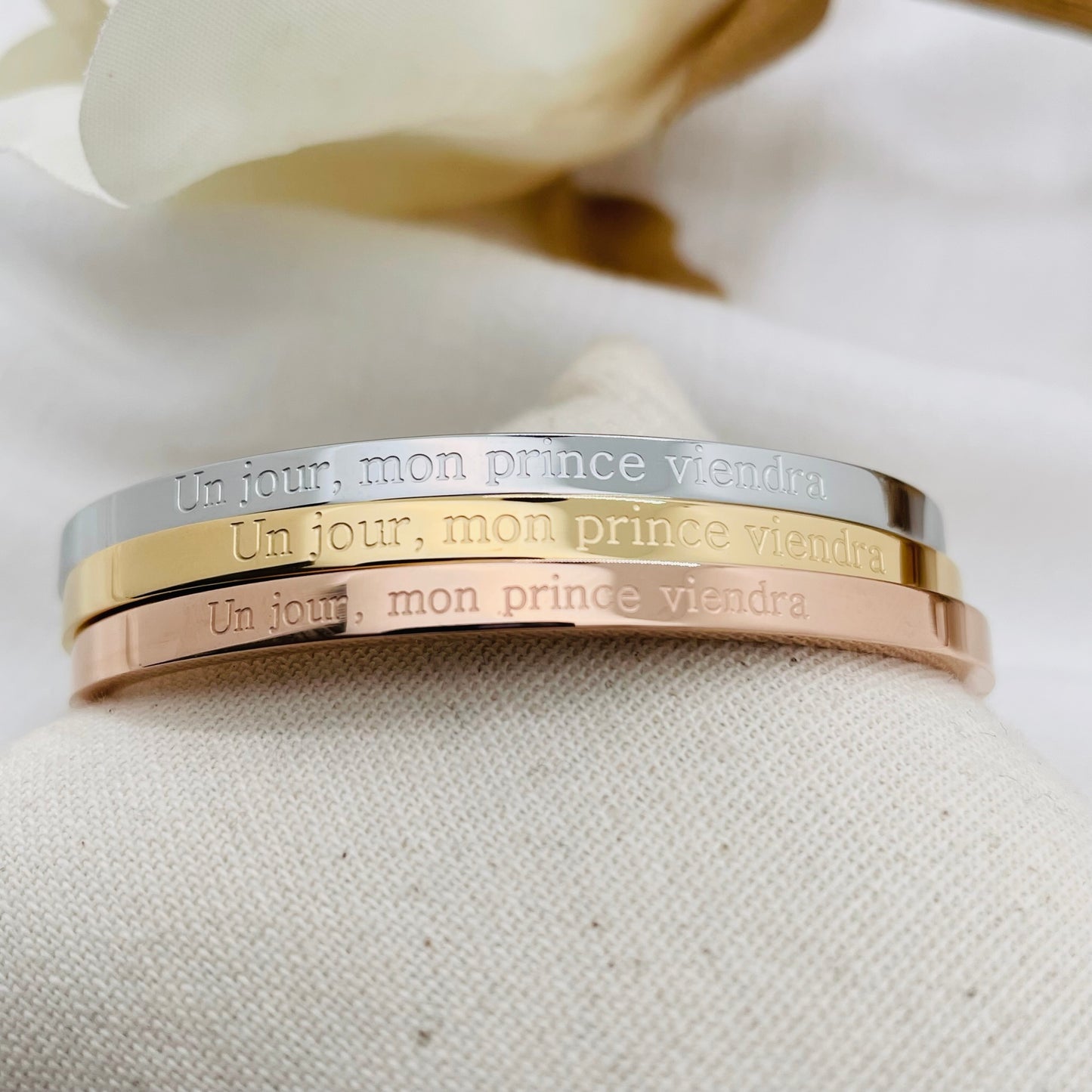 Bracelet message "UN JOUR MON PRINCE VIENDRA "