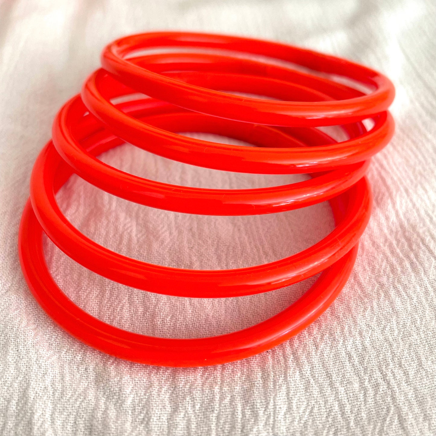 Jonc Bouddhiste rouge fluo