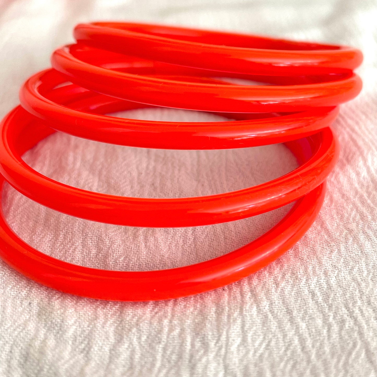 Jonc Bouddhiste rouge fluo